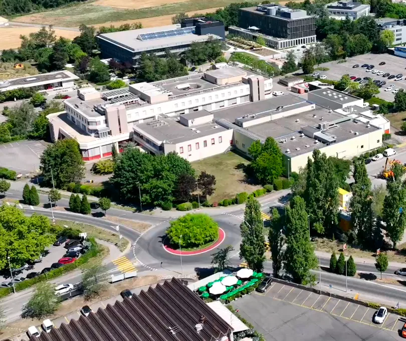 Vue aérienne de la zone industrielle ZIMOGA, avec giratoire, bâtiments et parcelles