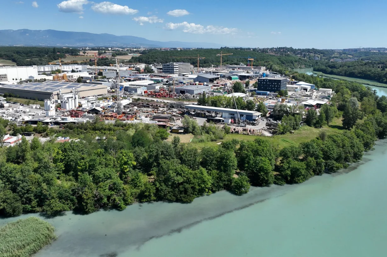 Vue aérienne de la zone industrielle ZIBAY, en bordure du Rhône, Jura en arrière-plan